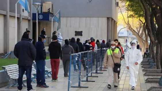 Mañana cobran jubilados con haberes superiores a $18.952, DNI 8 y 9; titulares de IFE