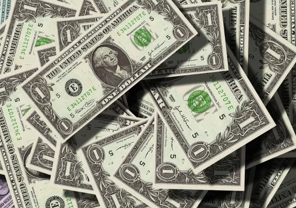 El dólar blue sufrió una caída de tres pesos y se negoció en $146