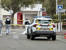 ataque terrorista en las afueras de paris: un hombre mato a tiros a una persona e hirio a otras cuatro