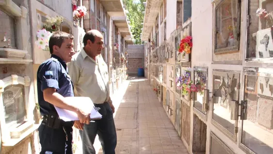 Vándalos atacan 15 nichos y causan destrozos dentro del cementerio de Albardón.