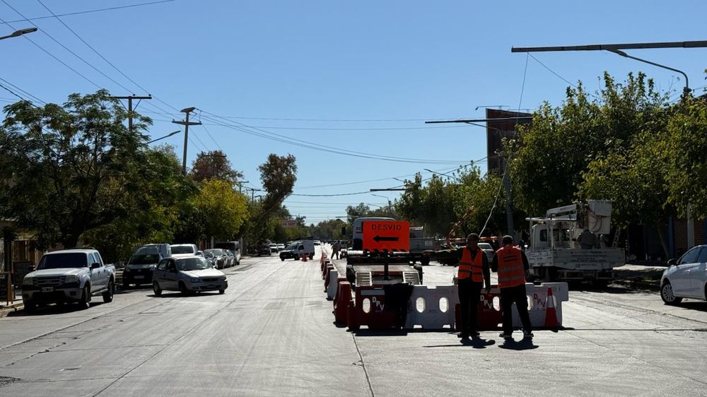Las obras de reparación en Calle Mendoza, en Rawson, comenzaron ayer.