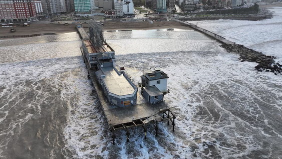 playas con basura y balnearios destruidos: las impactantes imagenes que dejo la ciclogenesis en mar del plata