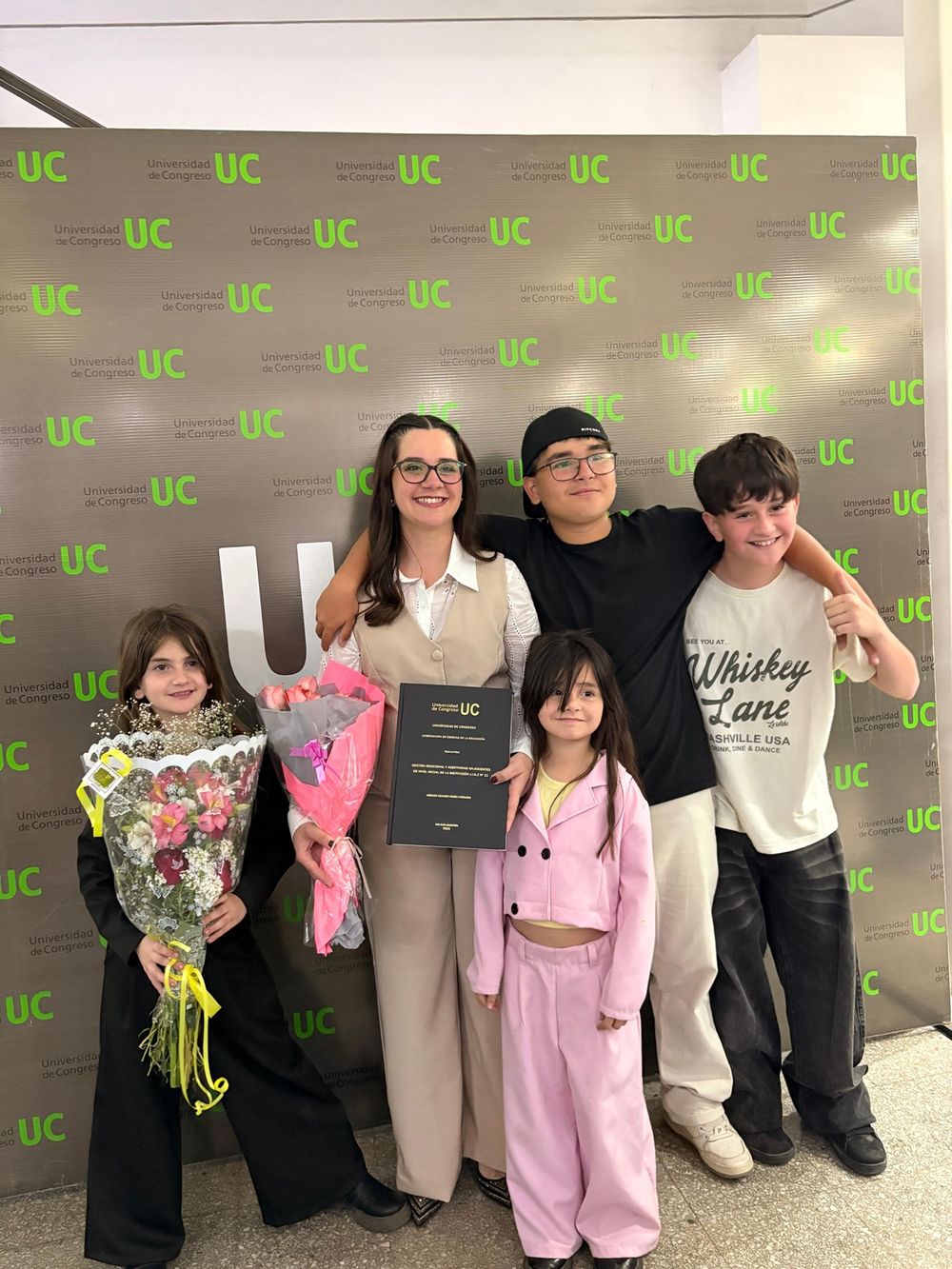 FERNANDA HIDALGO. Tiene 4 hijos. Además de madre, es docente.