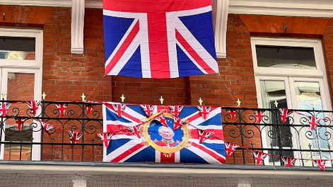 Con banderas, souvenirs, acampes y turistas, Londres vive la coronación de Carlos III