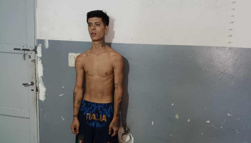 Robó un celular a punta de cuchillo, fue detenido y destruyó un patrullero: “Te voy a llenar a corchazos”