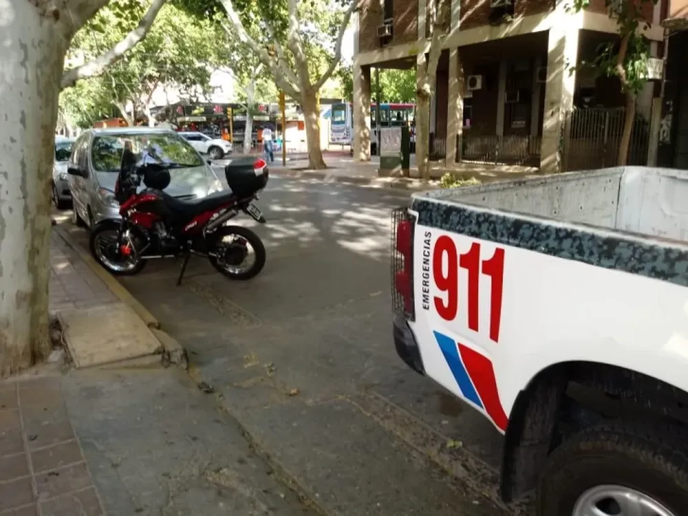 La colisión entre un auto y una moto obligó a cortar el tránsito en pleno centro
