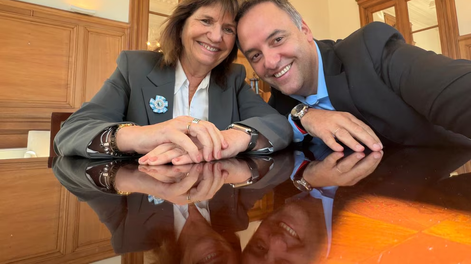 El jefe de Gabinete, Manuel Adorni, y la senadora de LLA, Patricia Bullrich.