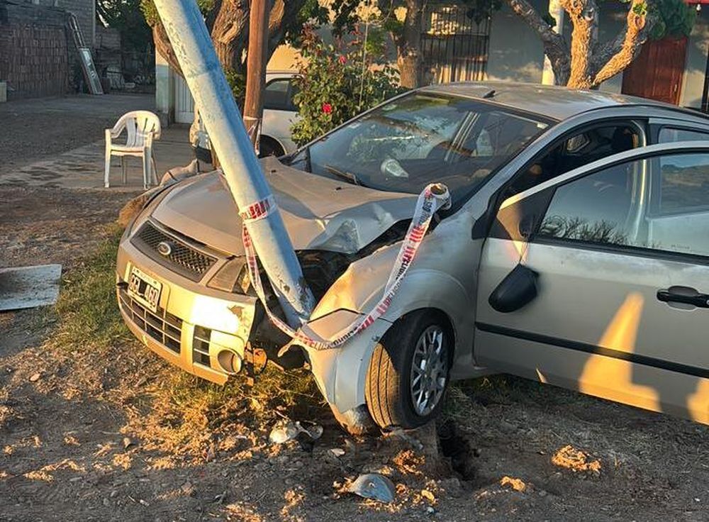 Borracho, perdió el control del auto, se fue a la banquina y atropelló a un peatón: terminó el raid contra un pilar