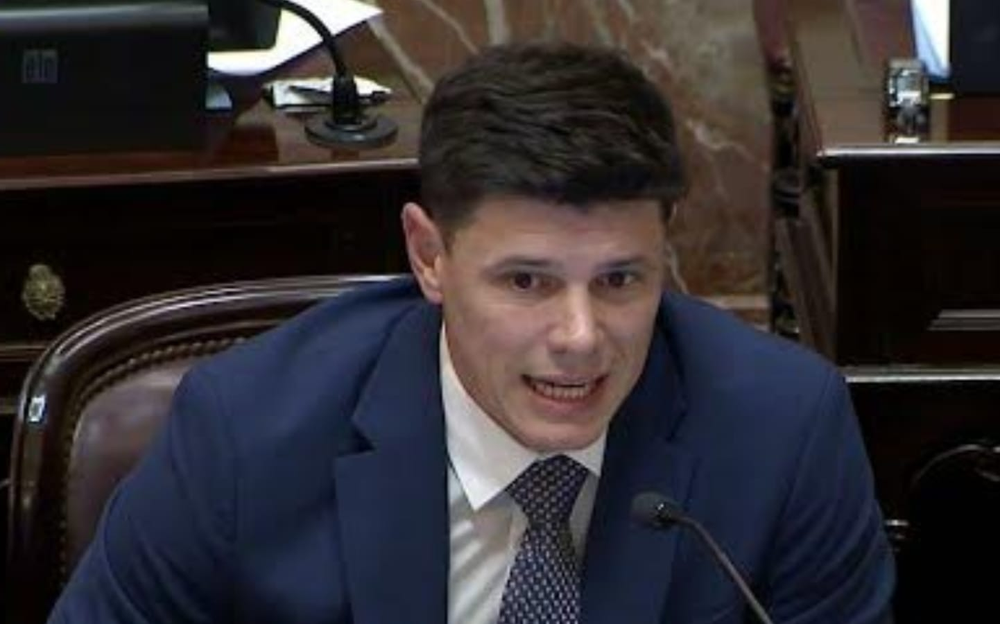 El senador Bruno Olivera durante la discusión de la Ley de Glaciares.