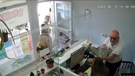 Un dirigente de DDHH insultó y golpeó a una empleada por la demora de un micro