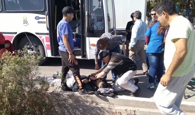 Un motociclista sufrió graves heridas tras ser embestido por un utilitario