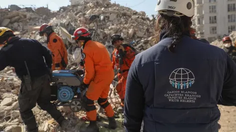 Brigadistas argentinos rescataron a tres personas con vida entre los escombros en Turquía