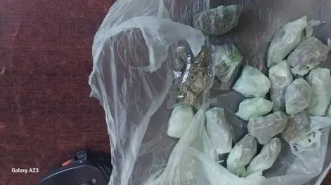 Sorprendieron a dos sujetos con 17 envoltorios de marihuana