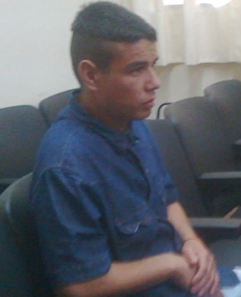 Juzgado por acuchillar a su vecino para robarle $5.000