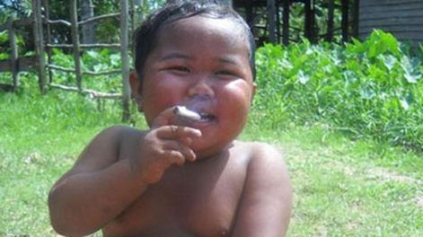 Qué pasó con el “bebé fumador” que conmocionó al mundo
