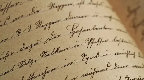 Encontró cartas de amor escondidas en su casa y las envió a la familia de los enamorados