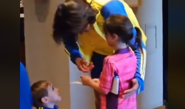 La tierna reacción de dos niños al ver a Edinson Cavani