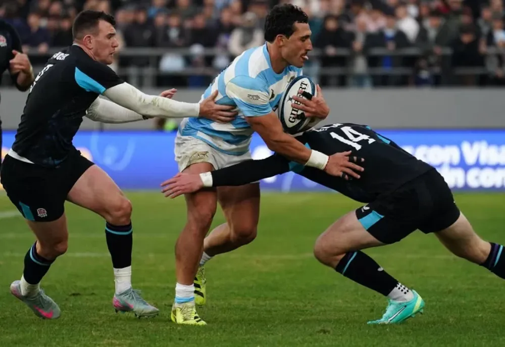 ISGRO es frenado por dos ingleses. Los Pumas tuvieron un segundo tiempo para el olvido y cayeron en el primer test match.