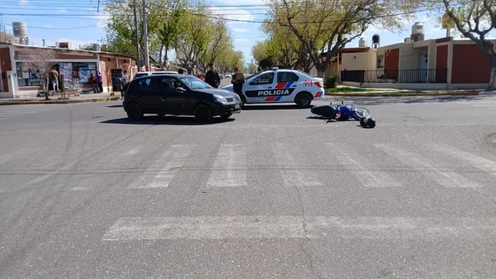 A pesar del violento impacto, los dos ocupantes de la moto no sufrieron heridas graves.