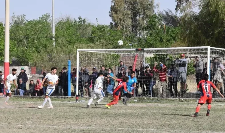 San Lorenzo de Ullum se quedó con el invicto de Colón y se prende en la lucha por la punta