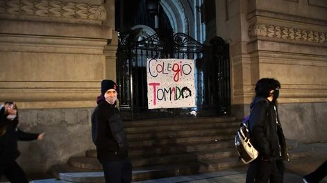 Tomaron el Colegio Nacional de Buenos Aires para pedir que separen a un docente