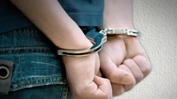 Lo sorprendió la policía e intentó esconder su arma arrojándolo a un techo