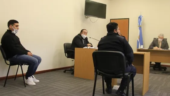 Absuelven y liberan al policía acusado de herir a su pareja