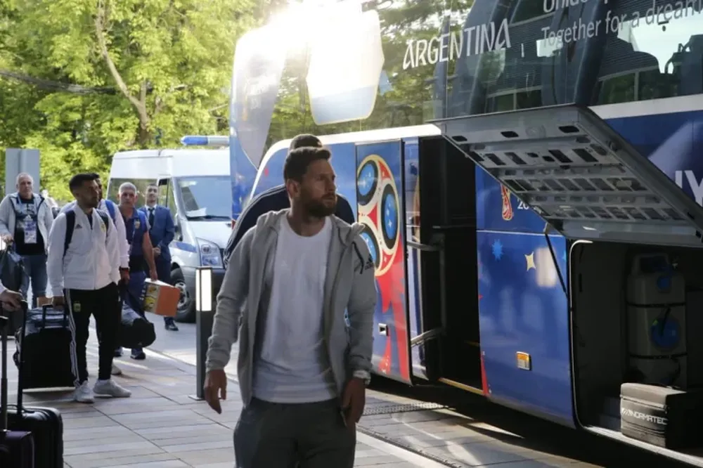 La alegría de un grupo de cordobeses cuando Messi les firmó un autógrafo