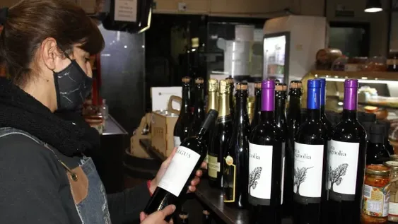 El vino en botella al público volvió a subir este mes un 15% promedio