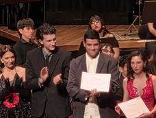 Walter Vilches -y los otros ganadores del concurso- junto a Verónica Cangemi, gran referente para el cantante sanjuanino en el camino del canto lírico.&nbsp;