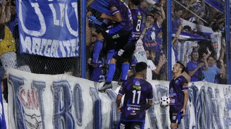 Delirio. Luciano Riveros festeja con su gente. Unión empezaba a ganarlo. Luego, otra vez el Negro sería decisivo para la victoria en la ida ante FADEP.