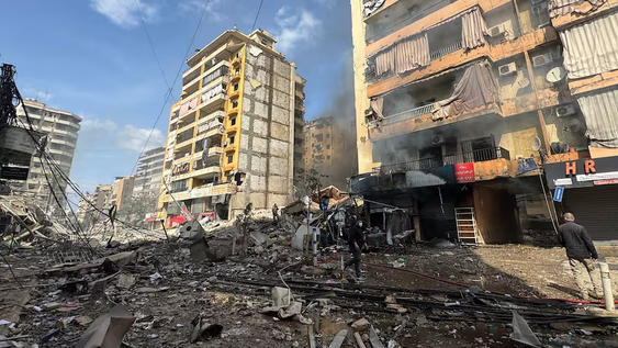 Escombros en el lugar de un ataque aéreo de Israel en el surde Beirut.