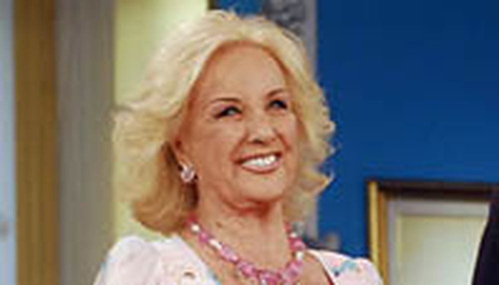 Enojada con un programa de TV