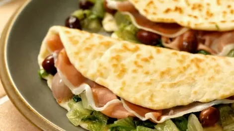 Cómo hacer piadina italiana, la receta del pan finito relleno que resuelve comidas rápidas