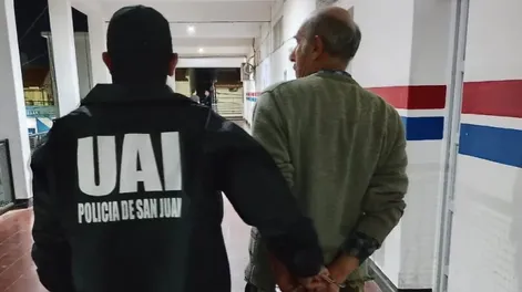 Vendía por redes sociales armas de guerra: la policía de San Juan lo detuvo e inició una investigación