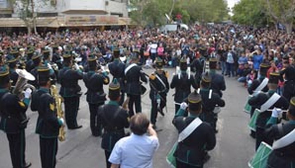 Un jueves a pura música militar en el microcentro