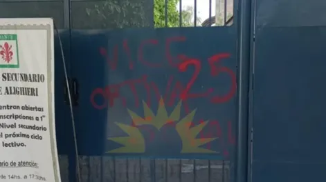 Portón del establecimiento pintado.