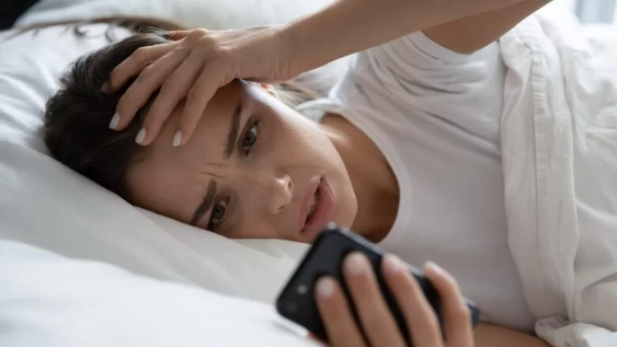 El uso del celular al despertar, según la psicología, puede alterar el estado de ánimo desde temprano. &nbsp;