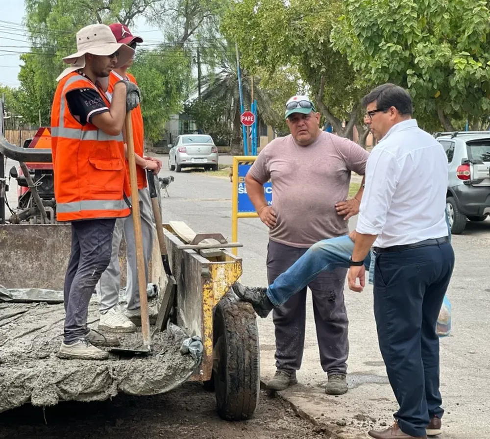 CONTROL OFICIAL. El mismo intendente de 9 de Julio, Daniel Banega, supervisa personalmente el avance de las obras de mejoras en las calles de la comuna.