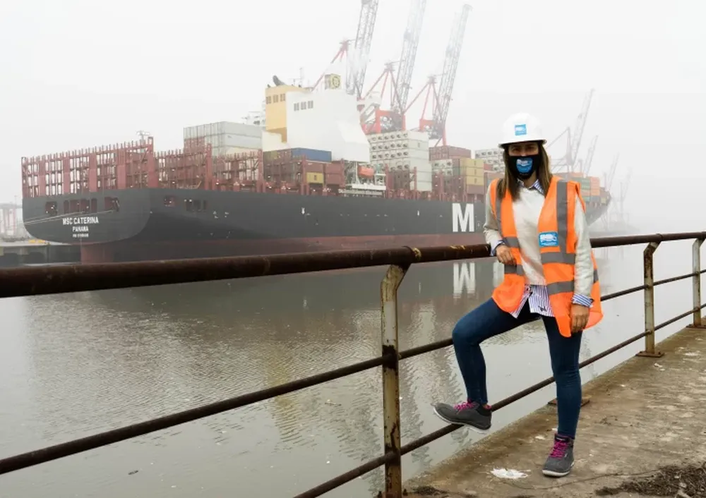 Una mujer preside un puerto
