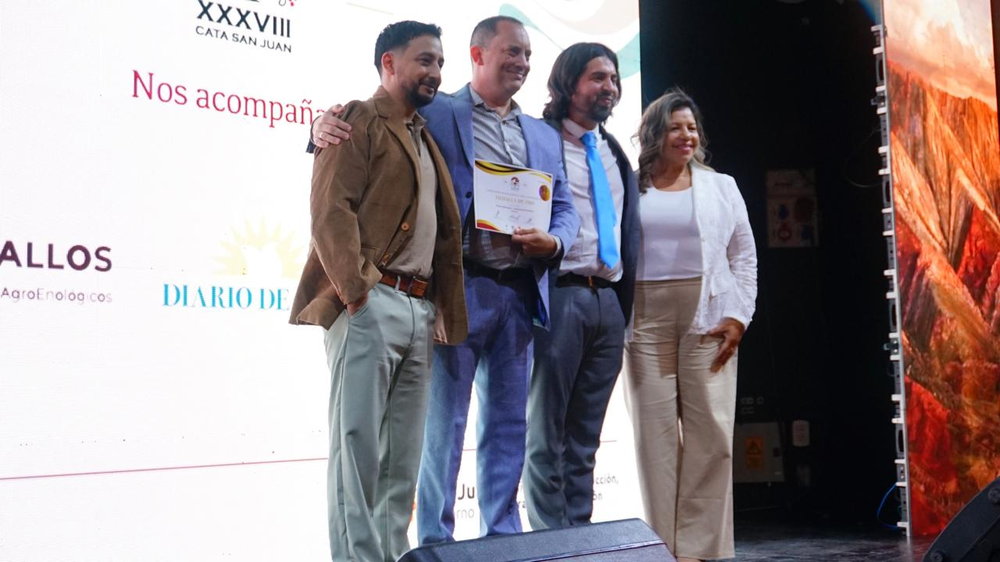 Juan Pablo Berenguer Mas recibe la Mención Especial Oro por Fincas Berenguer - Elaboración Familiar Mistela 2025, en la gala de premiación de la 38ª Cata San Juan.