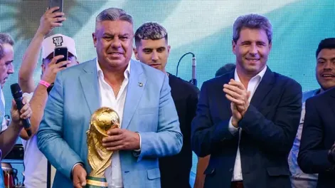 Claudio Tapia y Sergio Uñac con la Copa del Mundo en San Juan.-