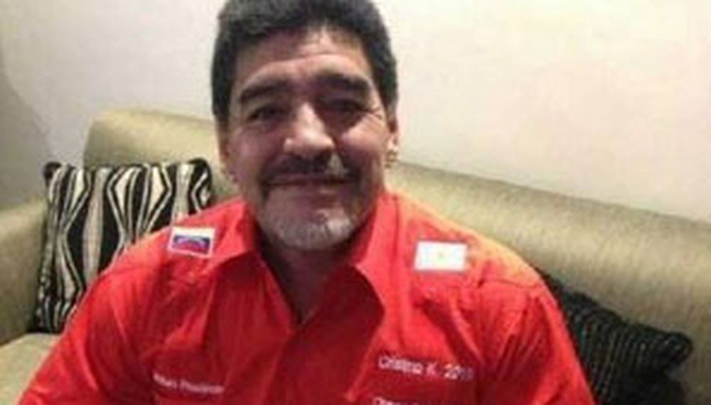 Maradona, en Venezuela con una camisa que dice “Cristina K 2015”
