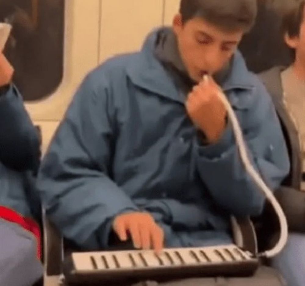 Tocó “Muchachos” en el subte de Londres y la reacción de los pasajeros sorprendió al mundo