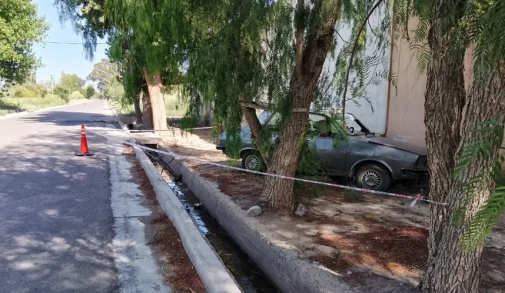 Un ciclista quedó gravemente herido tras ser impactado por un Renault 12: el auto terminó estrellándose contra una casa
