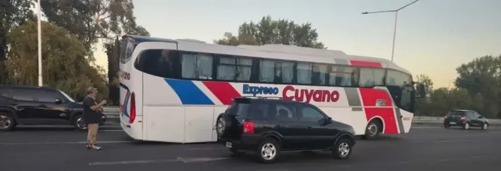 Un colectivo que viajaba a San Juan perdió dos ruedas en el Acceso Sur de Mendoza