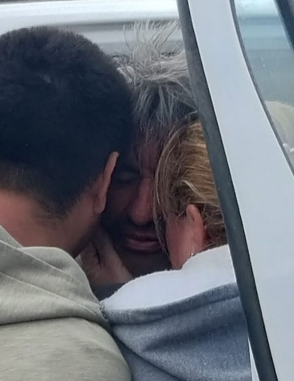 [VIDEOS] Un milagro: entre abrazos y lágrimas, así fue el reencuentro del operario con su familia