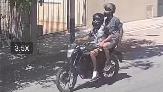 [VIDEO] Motochorros asaltaron a una mujer a punta de pistola y le robaron el celular en Pocito