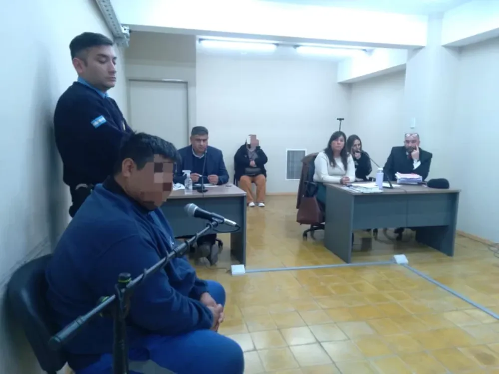 El acusado (izquierda) cumplió 31 años el lunes pasado. Hoy recibió 8 años de cárcel por abusar de dos sobrinitos.