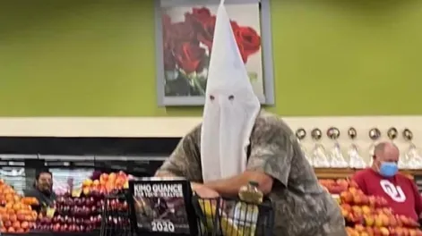 Un hombre fue al supermercado con una capucha del Ku Klux Klan y se volvió viral